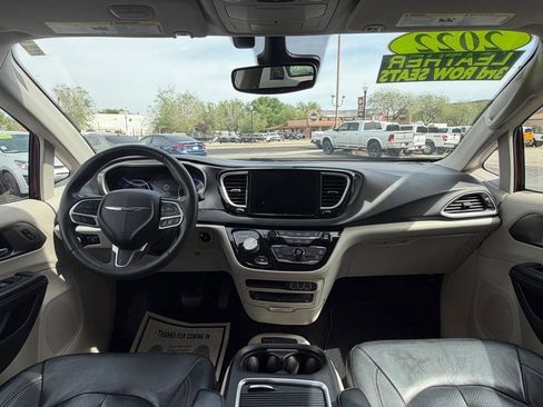 Used 2022 Chrysler Pacifica Touring-L w/ Uconnect Theater Family Group FWD image 13