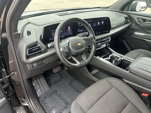 Used 2024 Chevrolet Traverse LT image 2