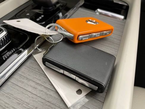 Certified 2024 Volvo XC60 T8 Plus w/ Protection Package Premier image 43