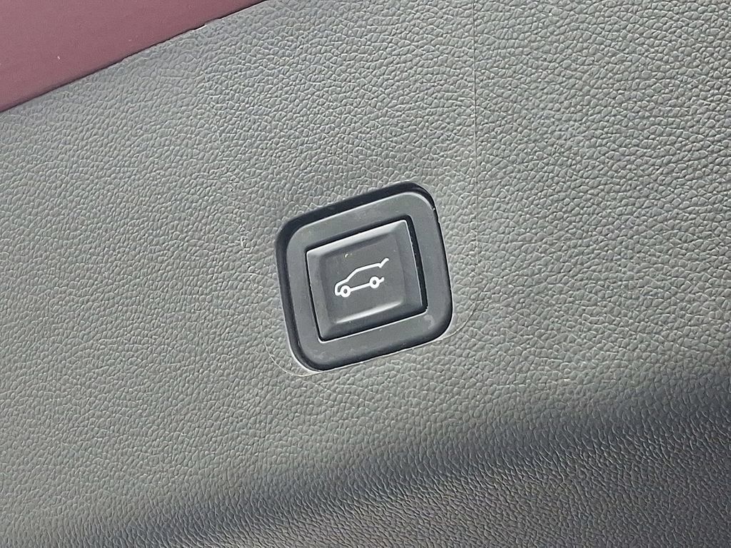Certified 2021 Chevrolet Traverse LT FWD image 31