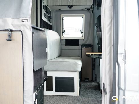 Used 2018 Mercedes-Benz Sprinter 2500 image 46