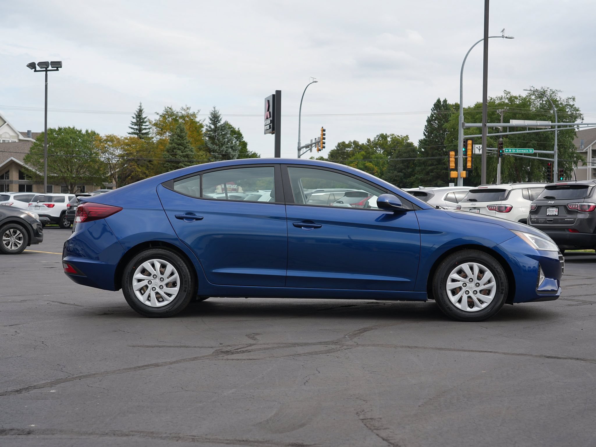 Used 2019 Hyundai Elantra SE FWD image 2