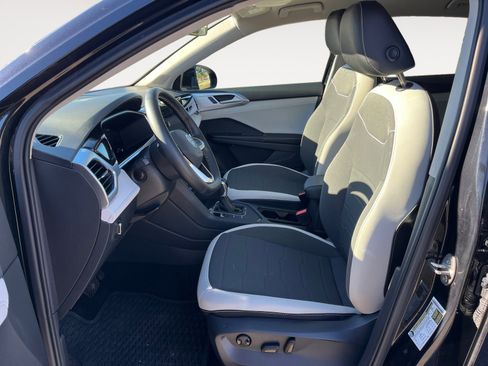 Certified 2025 Volkswagen Taos SE image 9