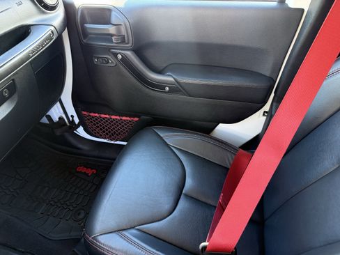 Used 2018 Jeep Wrangler Unlimited Rubicon image 12