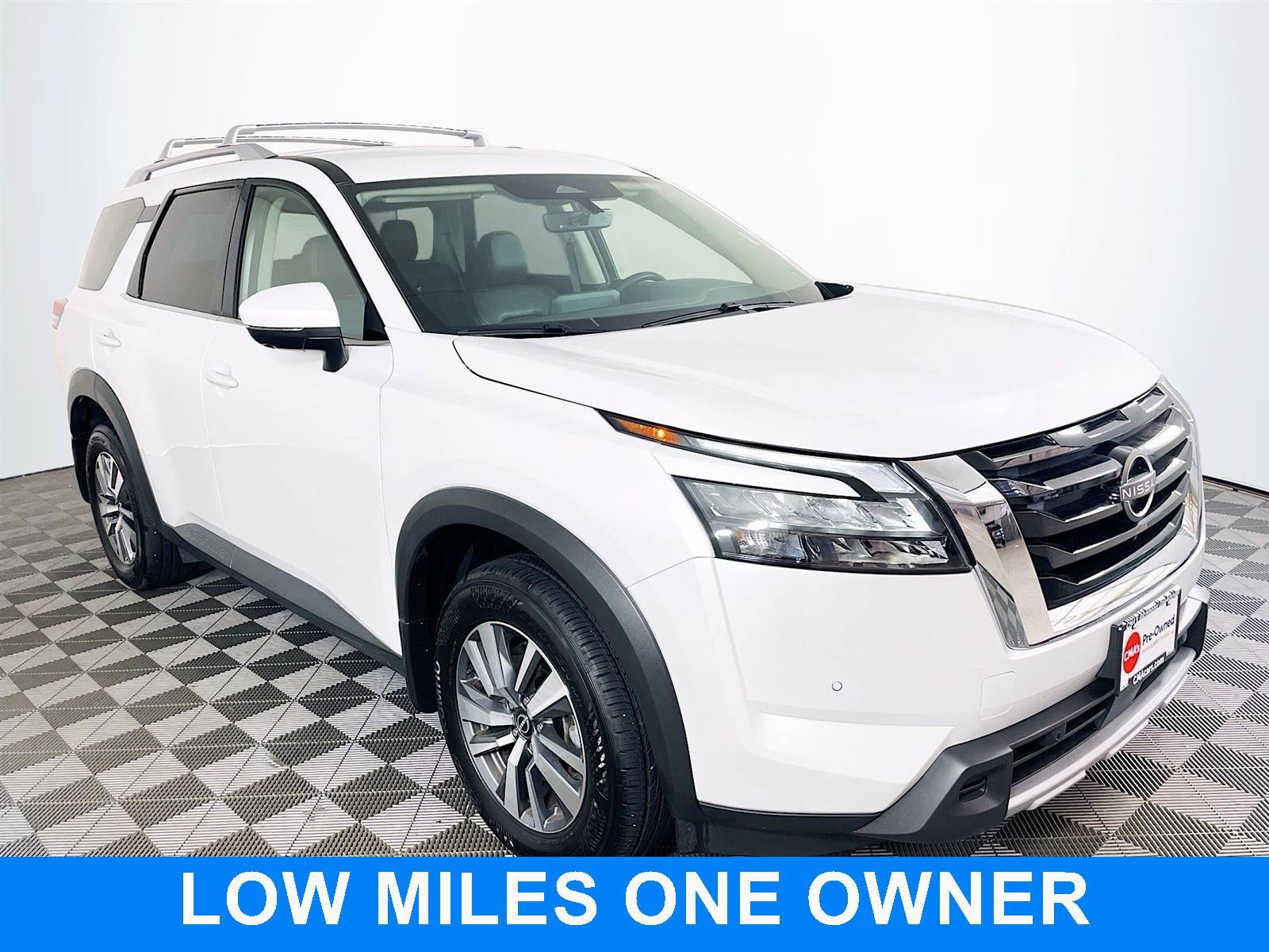Used 2025 Nissan Pathfinder SL AWD/4WD image 1