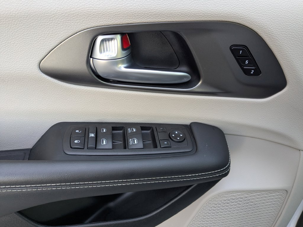 Used 2024 Chrysler Pacifica Touring-L FWD image 26