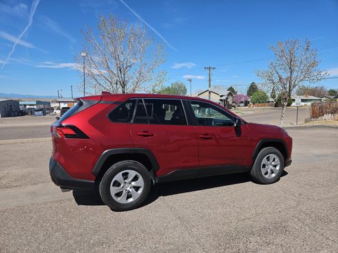 Used 2023 Toyota RAV4 LE AWD/4WD image 4