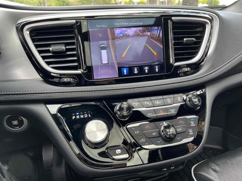 Used 2019 Chrysler Pacifica Limited w/ Advanced Safetytec Group FWD image 7