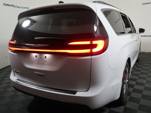 Used 2024 Chrysler Pacifica Pinnacle w/ Trailer Tow Group image 6