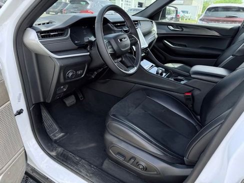 Used 2025 Jeep Grand Cherokee Altitude AWD/4WD image 18