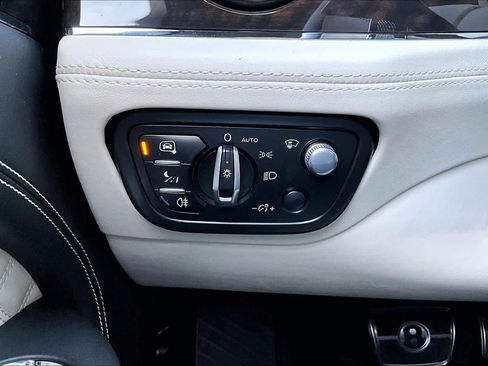 Used 2021 Bentley Bentayga image 32