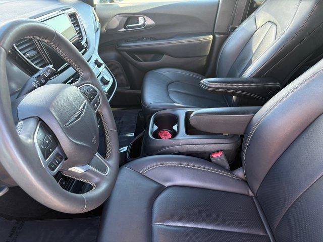 Used 2025 Chrysler Pacifica Select FWD image 16