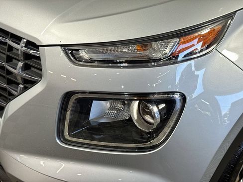 Used 2023 Hyundai Venue SEL FWD image 3