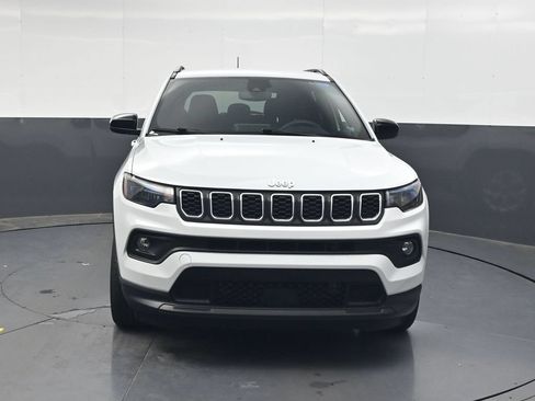 Used 2025 Jeep Compass Latitude AWD/4WD image 12