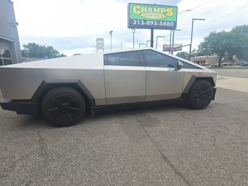 Used 2024 Tesla Cybertruck AWD Crew Cab image 3