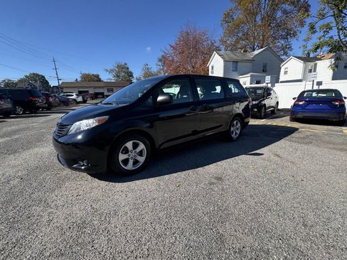 Used 2015 Toyota Sienna L image 18