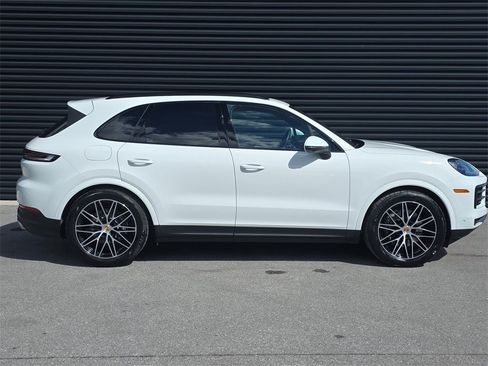 Used 2025 Porsche Cayenne image 8