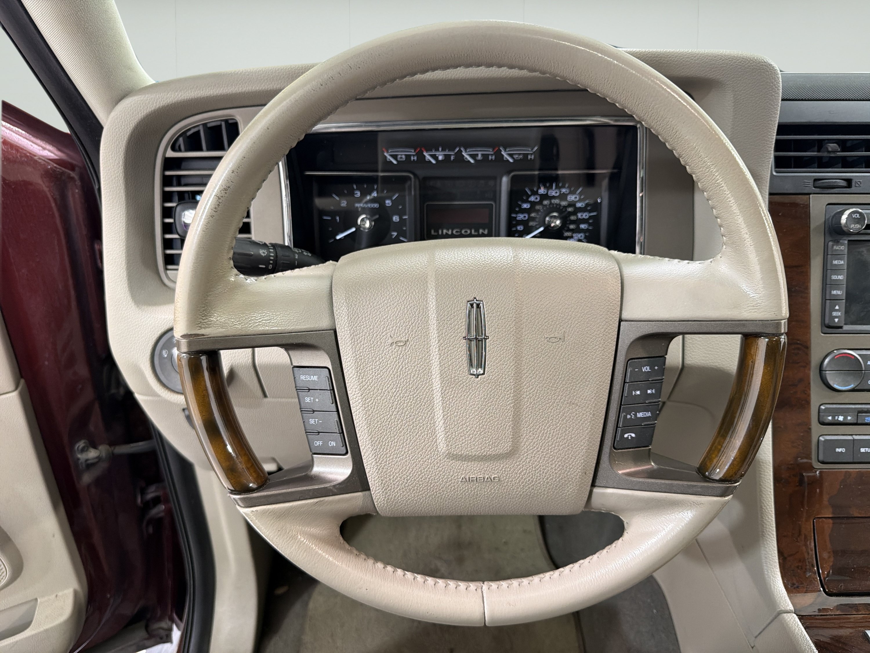 Used 2012 Lincoln Navigator 2WD image 16