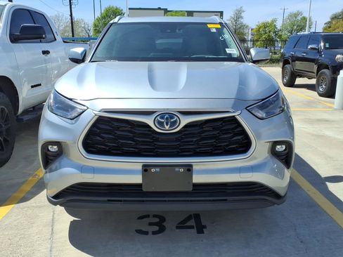 Used 2024 Toyota Highlander XLE image 2
