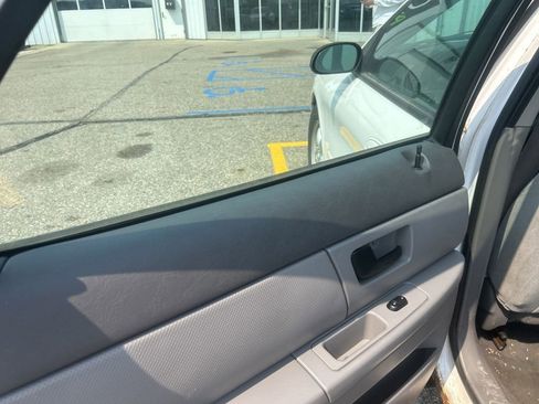 Used 2005 Ford Taurus SE image 11