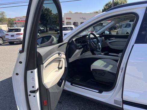 Certified 2024 Audi Q8 e-tron Premium image 7