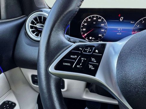 Used 2025 Mercedes-Benz GLB 250 image 24