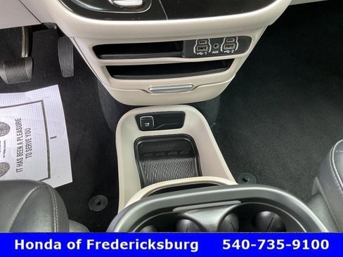 Used 2024 Chrysler Pacifica Touring-L FWD image 35