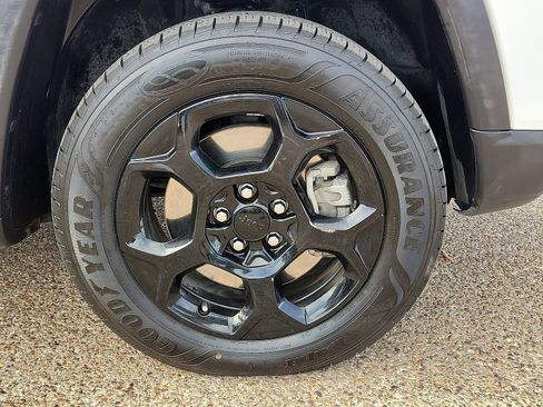 Used 2023 Jeep Compass Trailhawk image 7