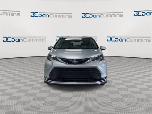 Used 2024 Toyota Sienna XLE image 3