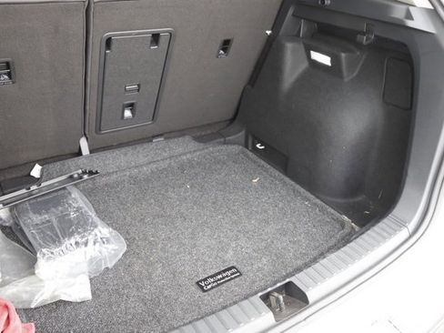 Used 2025 Volkswagen Taos SE w/ Black Wheel Package image 7