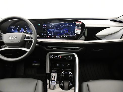 Used 2025 Audi Q5 Premium w/ Convenience Package image 19