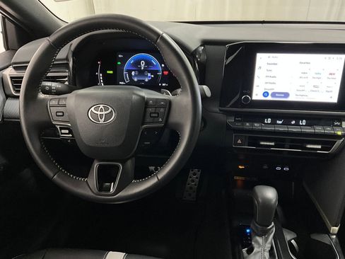 Used 2025 Toyota Camry SE image 5