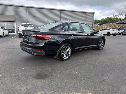 Used 2024 Volkswagen Jetta SE FWD image 4