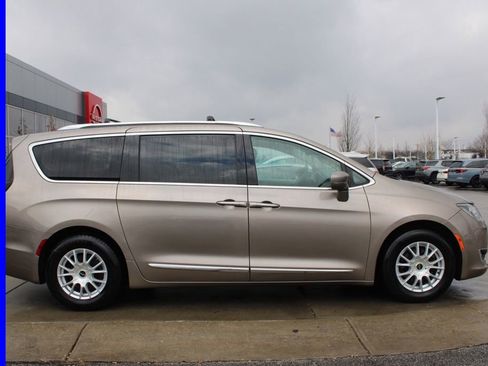 Used 2018 Chrysler Pacifica Touring-L Plus image 6