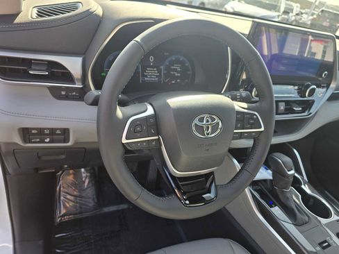 New 2026 Toyota Highlander Platinum image 26