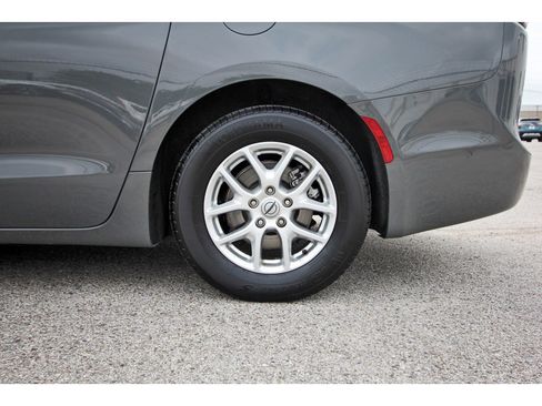 Used 2022 Chrysler Pacifica Touring-L w/ Uconnect Theater Family Group FWD image 32
