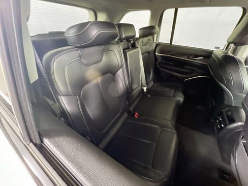 Used 2022 Jeep Grand Cherokee Limited image 23