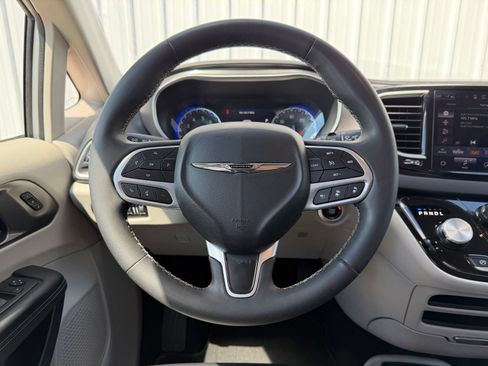 Used 2024 Chrysler Pacifica Touring-L FWD image 14
