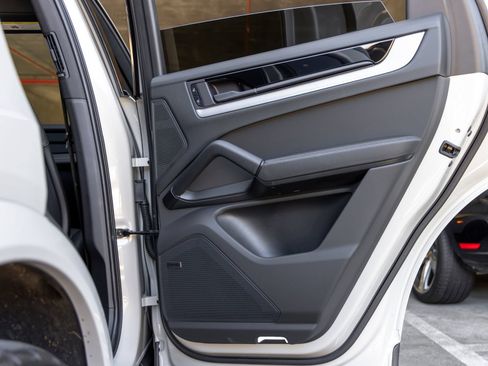 Certified 2025 Porsche Cayenne AWD/4WD image 49