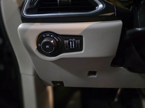 Used 2021 Chrysler Pacifica Limited image 34