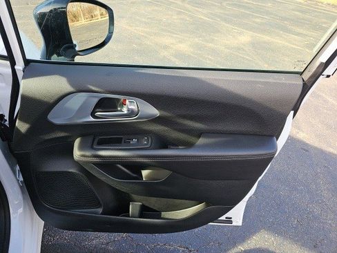 Used 2026 Chrysler Pacifica Limited image 15