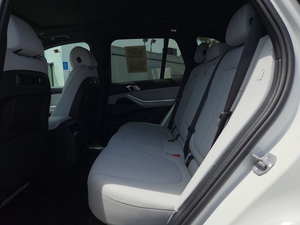 Used 2024 BMW X5 xDrive40i w/ Premium Package AWD/4WD image 9