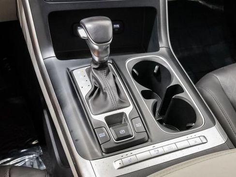 Used 2024 Kia Carnival LX FWD image 19
