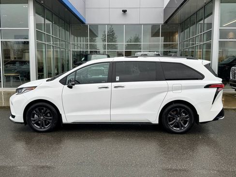 Used 2025 Toyota Sienna XSE w/ XSE Premium Package image 34