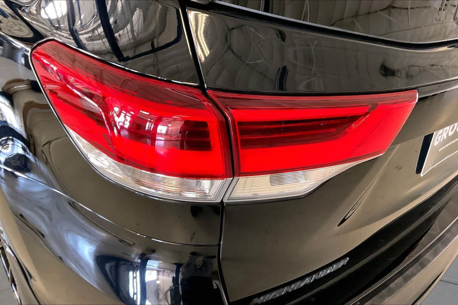 Used 2017 Toyota Highlander Limited AWD/4WD image 26