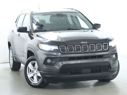 Used 2022 Jeep Compass Latitude image 2