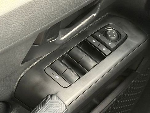 Certified 2025 Toyota Tacoma SR5 AWD/4WD image 31