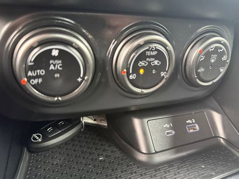 Certified 2023 Nissan Z Performance w/ Floor Mat Package (L93) image 22