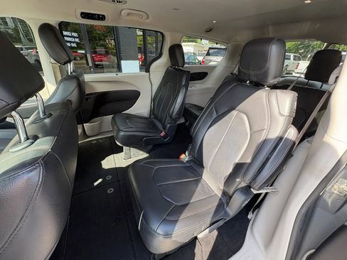 Used 2019 Chrysler Pacifica Touring-L FWD image 12