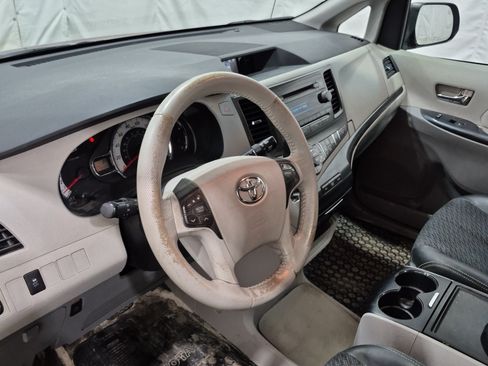 Used 2014 Toyota Sienna SE FWD image 11